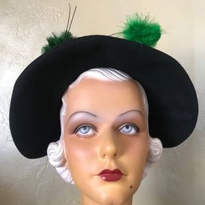 SWANKY 1930s  BLACK FELT BONNET WITH GROSGRAIN BOWS & BLACK & GREEN FEATHER TRIM